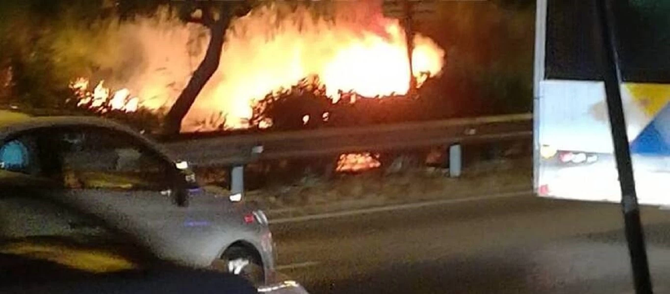 Ποσειδώνος: Αυτοκίνητο «τυλίχθηκε» στις φλόγες - «Άρπαξαν» και δέντρα (βίντεο)